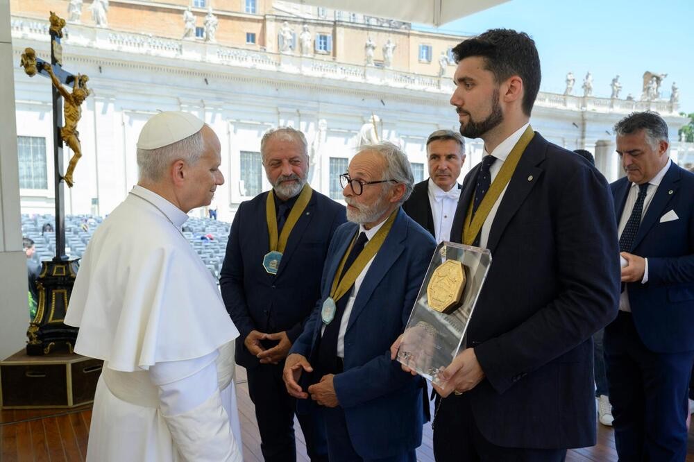A Papa Leone XIV un’opera della Bottega Penko