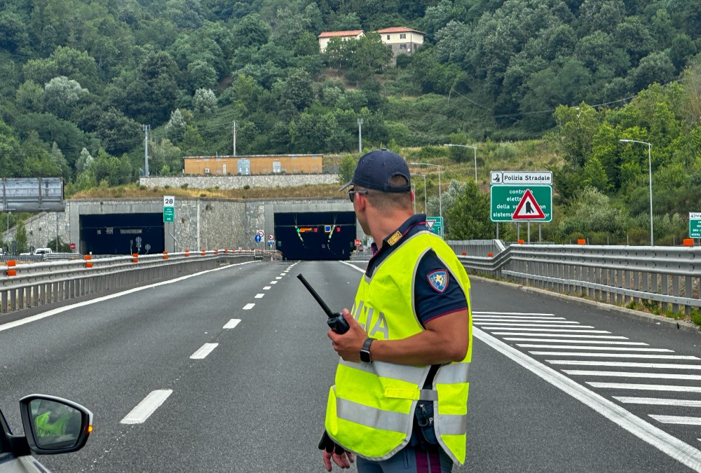 Tir si rovescia in A1, carreggiata chiusa tra Arezzo e Valdarno