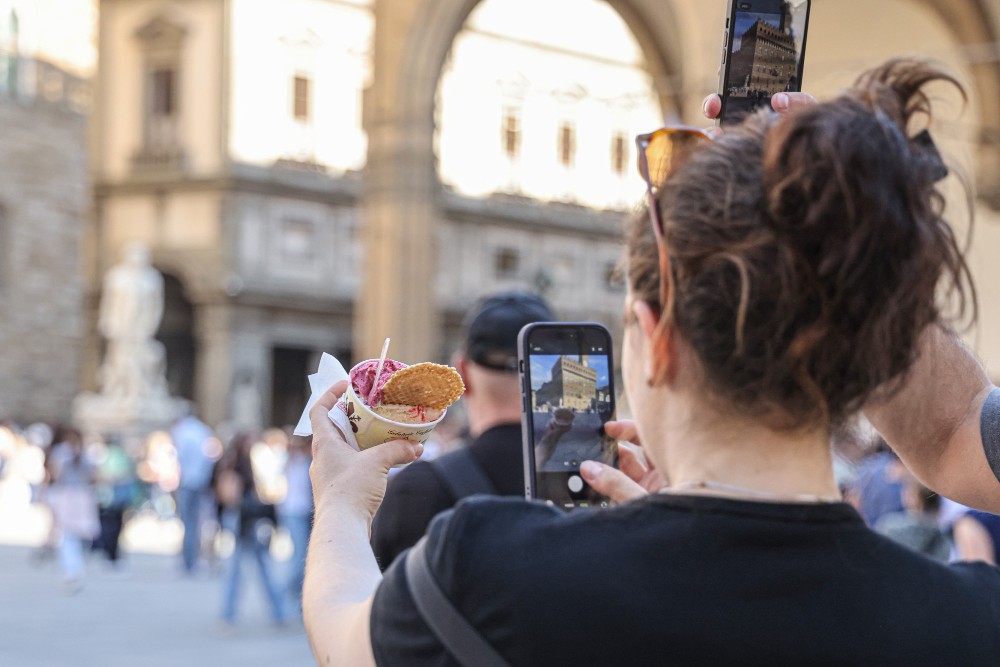 Firenze cambia volto: chiudono i bar, aumentano ristoranti e take away