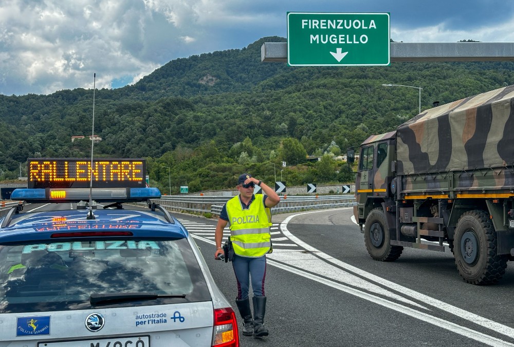 Camion si ribalta sull’A1: muore il conducente, autostrada chiusa per ore