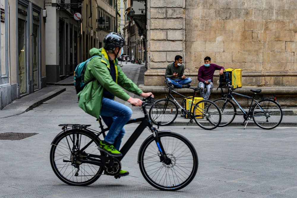 Rider sotto il sole, turni fino a 16 ore: “Per guadagnare dobbiamo lavorare di più”