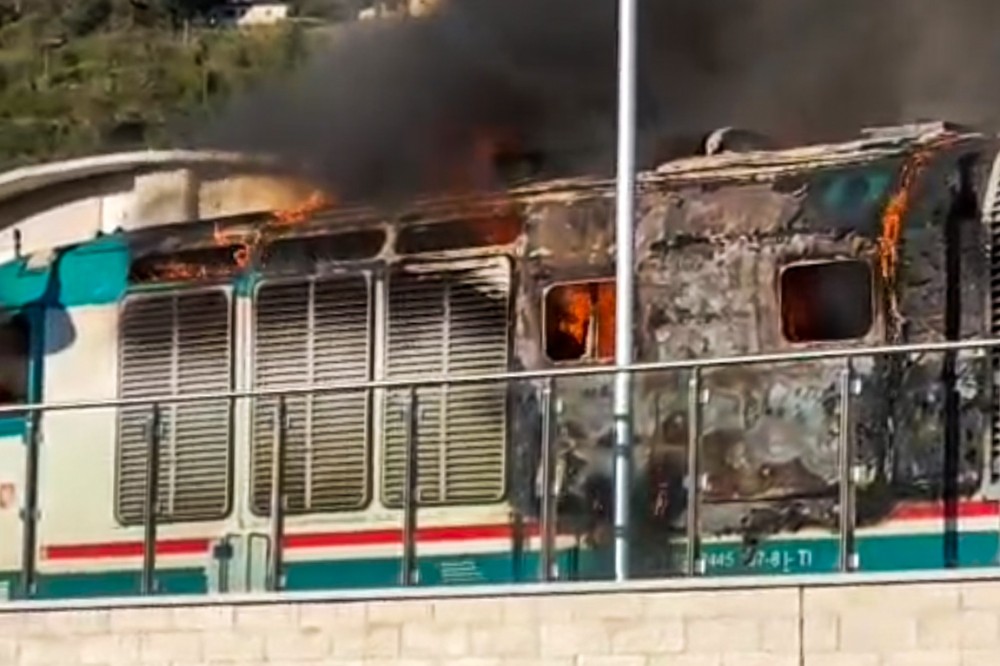 Notte di incendi sui mezzi pubblici: paura su tramvia e autobus