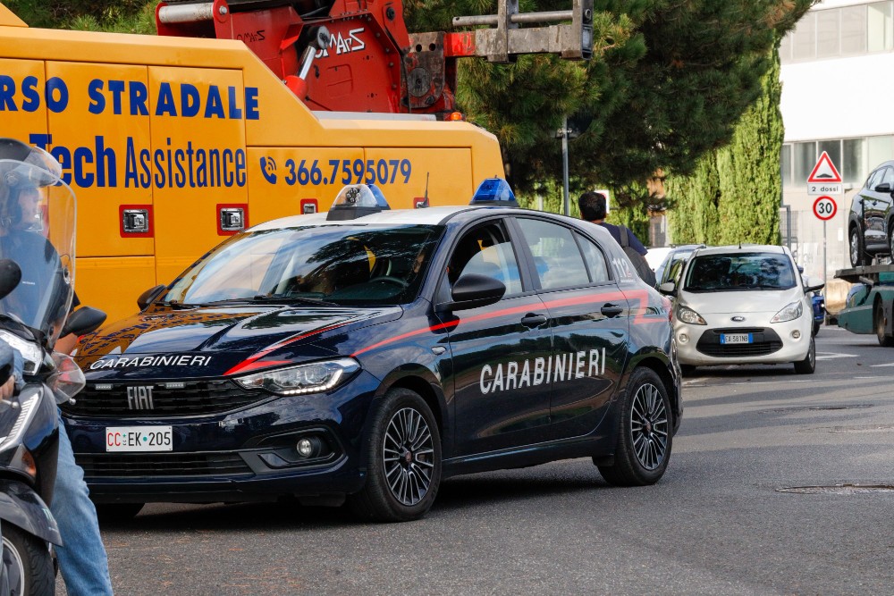 Camion si ribalta, morto l'autista