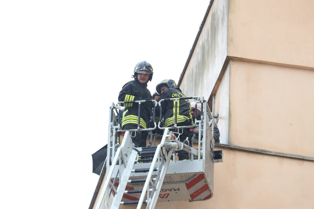 Fuoco in appartamento a Scandicci, un uomo ustionato