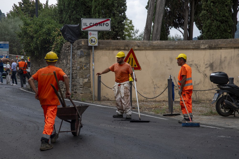 Tramvia sotto il sole: la sfida quotidiana degli operai nei cantieri fiorentini