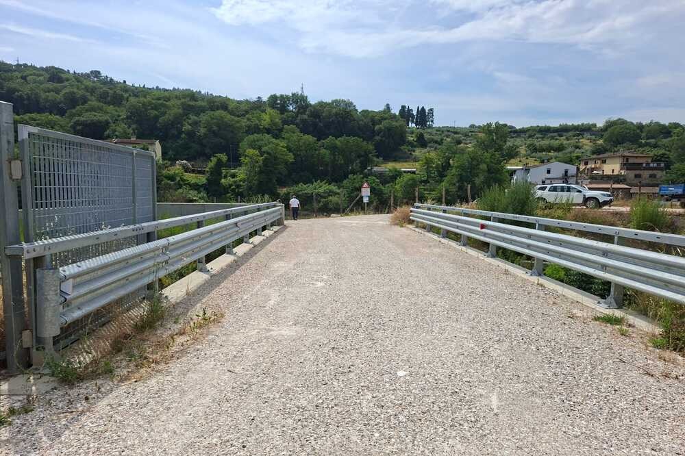 Nuovo tratto di pista ciclabile al Girone: completato il collegamento tra via dell’Arno e le Gualchiere