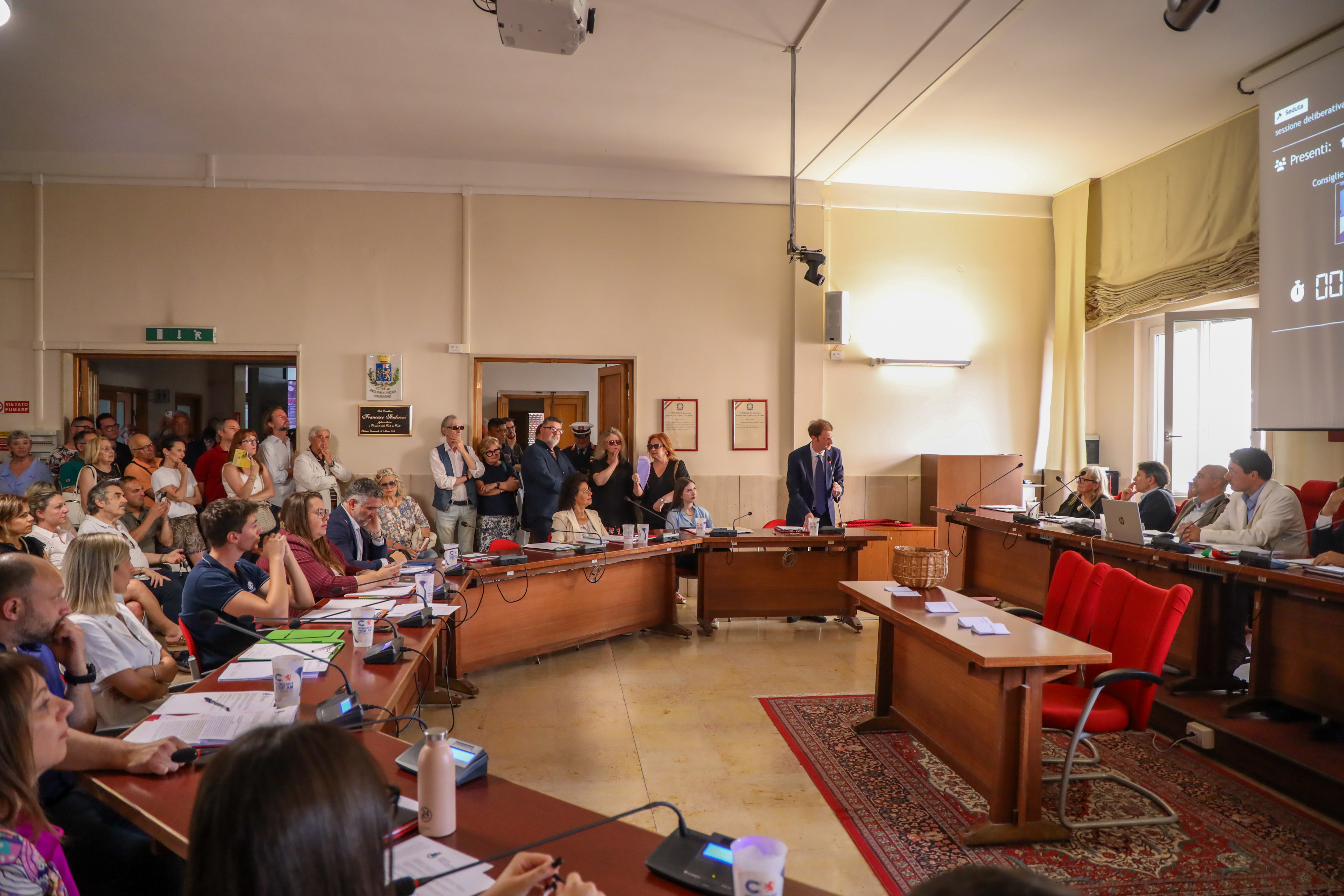 Scontro in Consiglio a Cerreto Guidi: il consigliere di centrodestra nega le accuse e minaccia querele