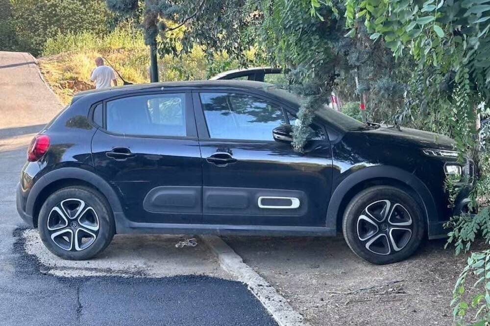 Dimentica l'auto durante l'asfaltatura: il risultato diventa virale