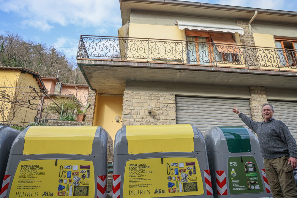 Cassonetti ancora chiusi in piazza dei Mozzi, protestano i residenti