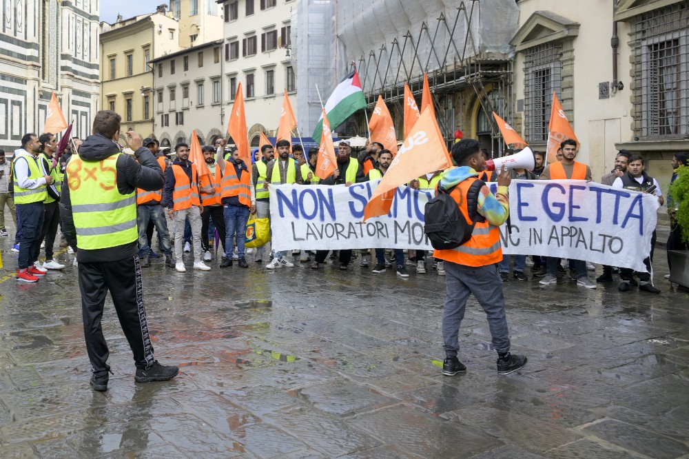 Acca, continua la protesta degli operai: «Ci licenziano perché abbiamo chiesto diritti»