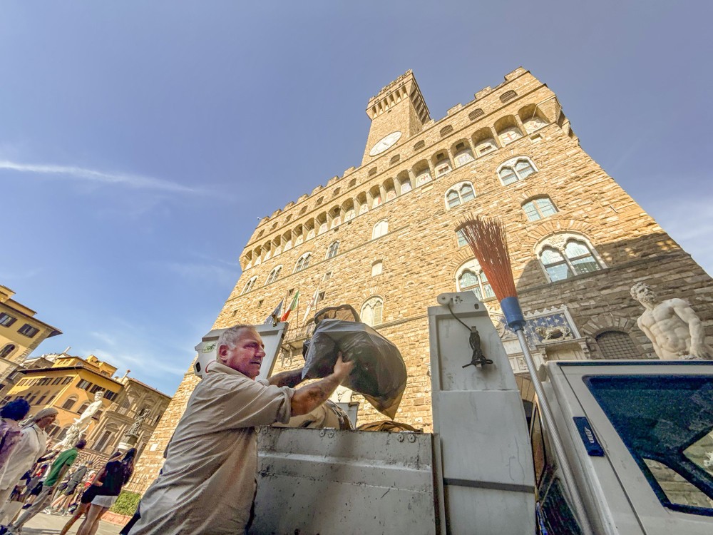 Rifiuti e caldo, cresce l'emergenza degrado: tra cattivi odori, blatte e cassonetti pieni