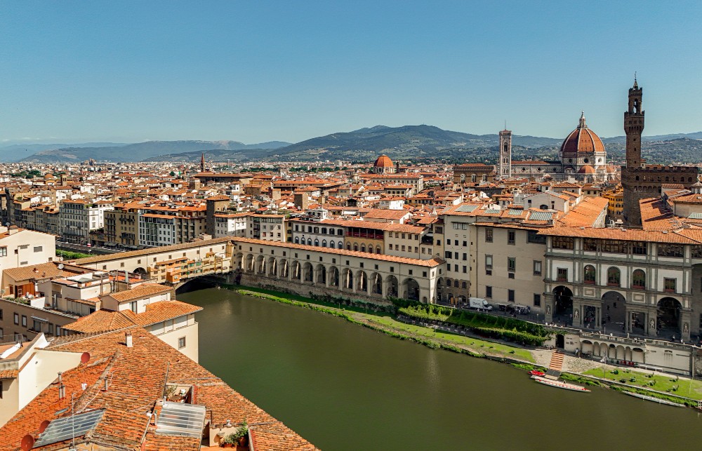 Firenze brucia, musei e uffici nel forno: fino a 38 gradi all'interno