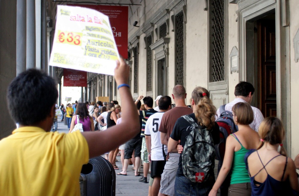 Firenze, stretta sulle guide turistiche abusive: sanzionata una falsa accompagnatrice