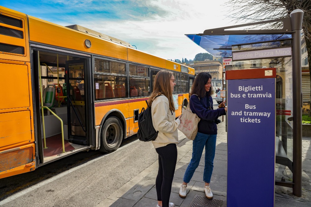 Firenze guarda a Barcellona: stretta sui bus turistici per gestire i flussi