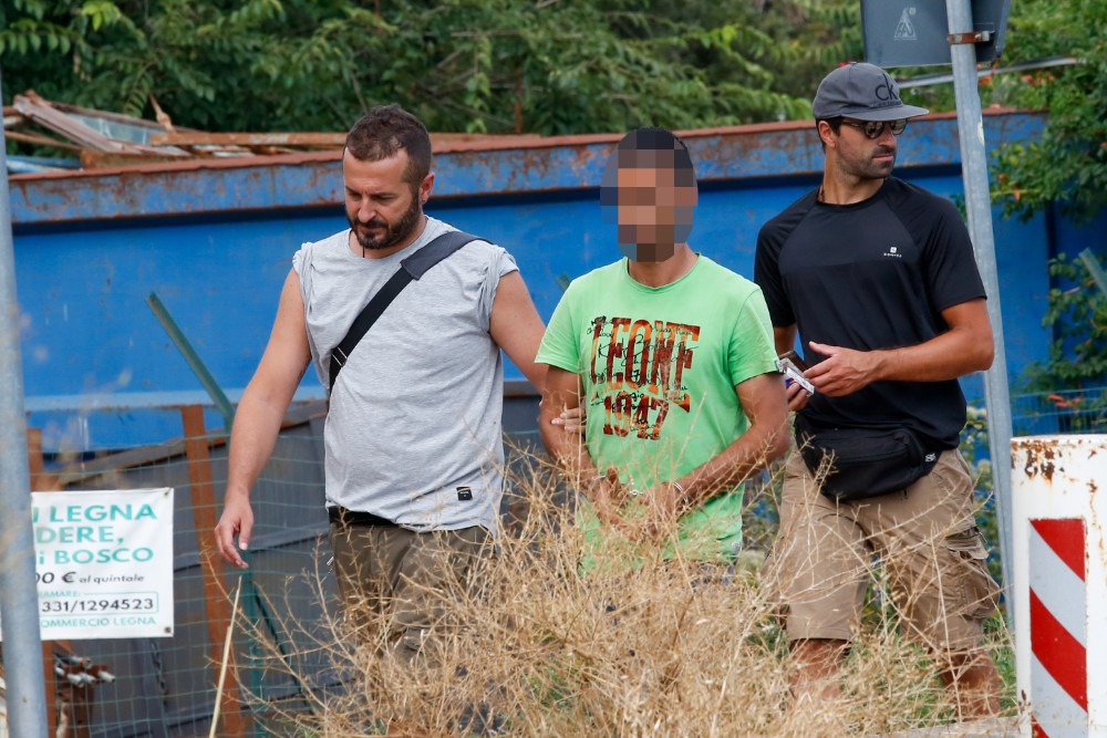 Picchia la compagna con un asciugacapelli e la deruba: arrestato