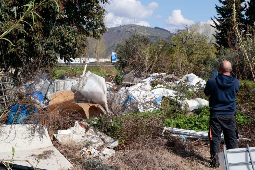 L'Arno diventa artista: le tele di Roberto Ghezzi immerse nel fiume per due mesi
