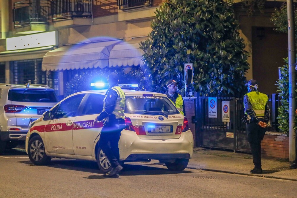 Rapine in due negozi nel Fiorentino: misura cautelare in carcere per un 22enne