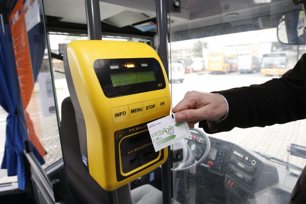 Trasporto pubblico, dal 2027 un solo abbonamento per tutta la Città Metropolitana