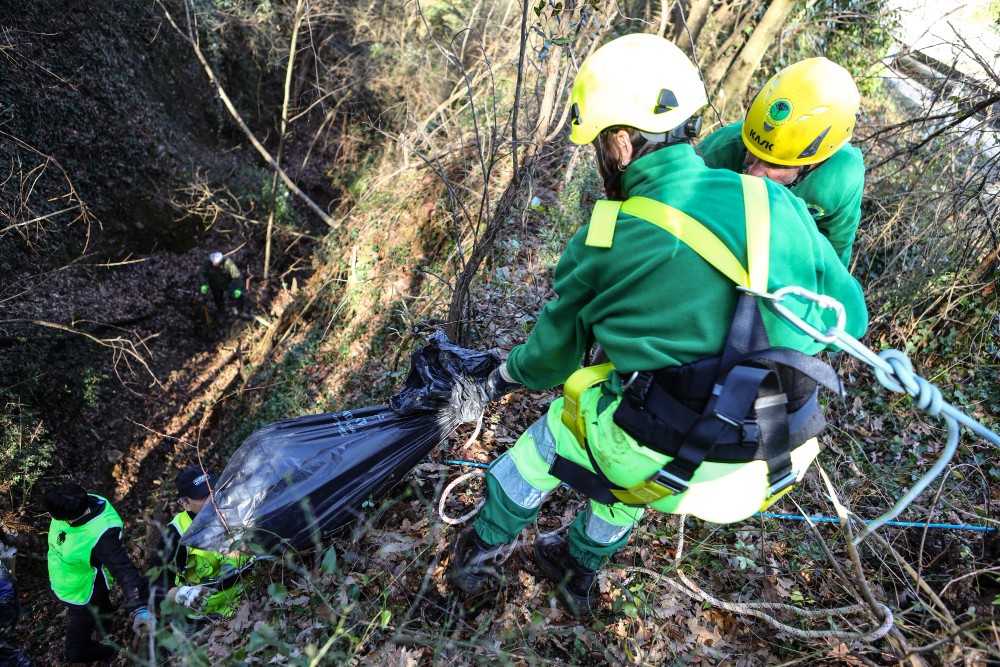Villa Strozzi, nuovo episodio di malamovida: incendio su un tavolo da picnic