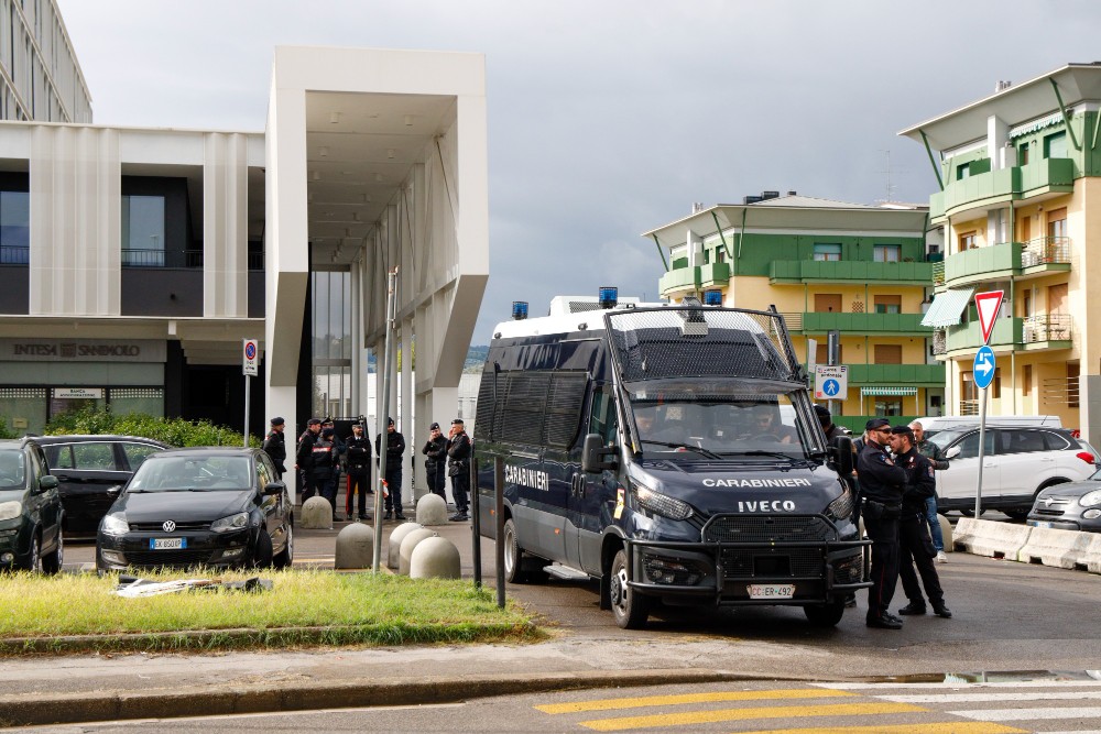  Scontri tra manifestanti e forze ordine davanti magazzini Acca