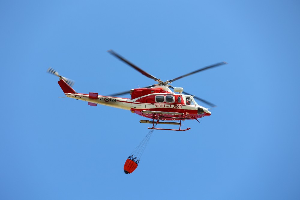 Incendio boschivo a Prato, in azione elicottero. Rilevato con l'aiuto dell'intelligenza artificiale