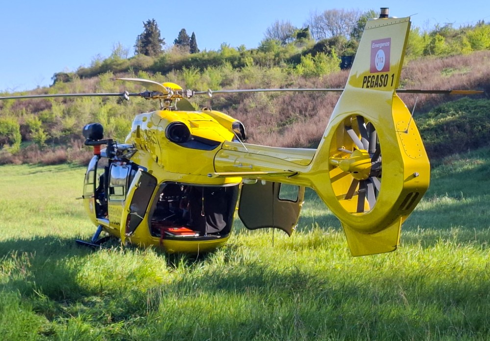 Incendio di vegetazione a Castelfiorentino, in azione elicottero
