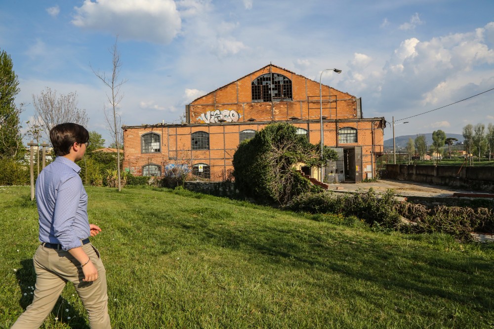 Ex deposito tram di via De André di nuovo occupato, Sollazzo: «Valutare il recupero dell'area»