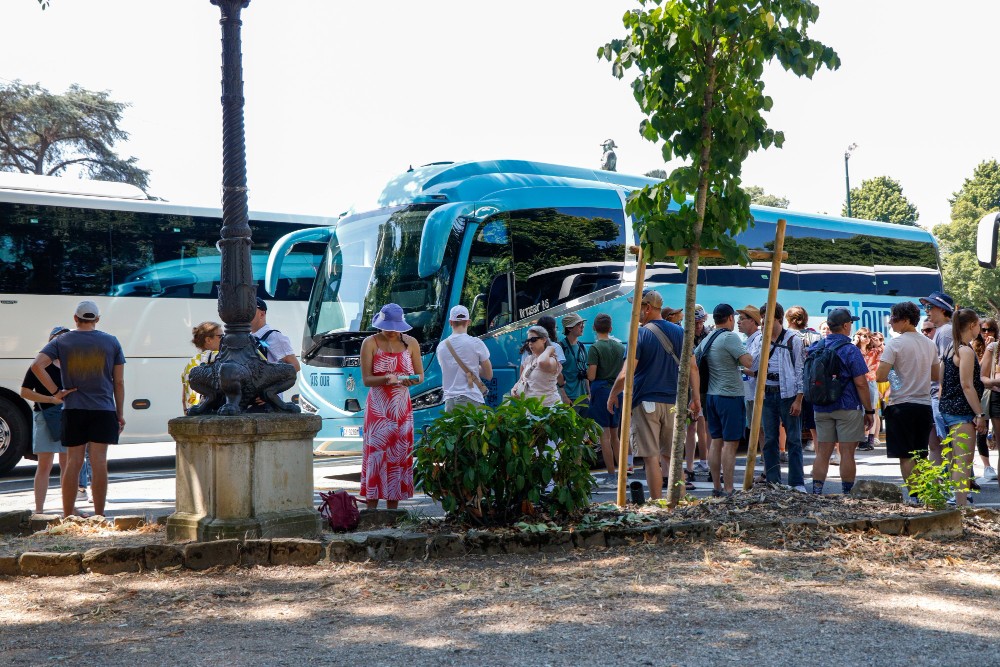 Firenze, stretta sui bus turistici: aumentano i ticket e arrivano nuovi mini hub