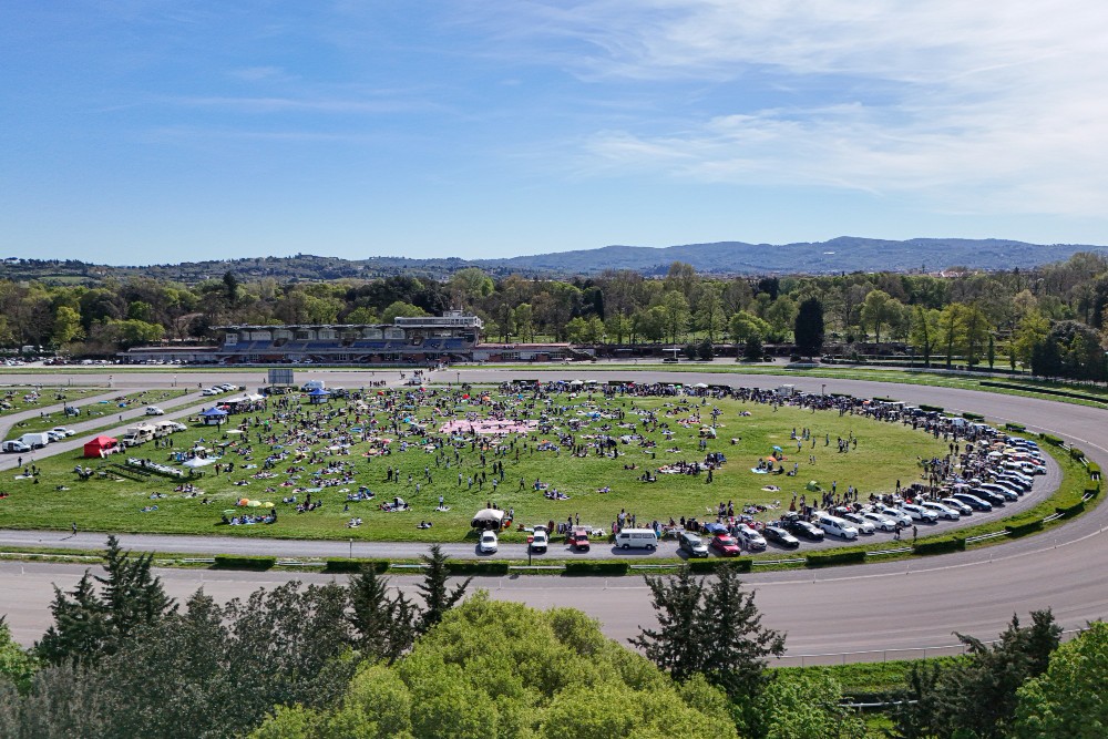 Coez inaugura da Firenze il «From The Rooftop Summer Tour 2026»
