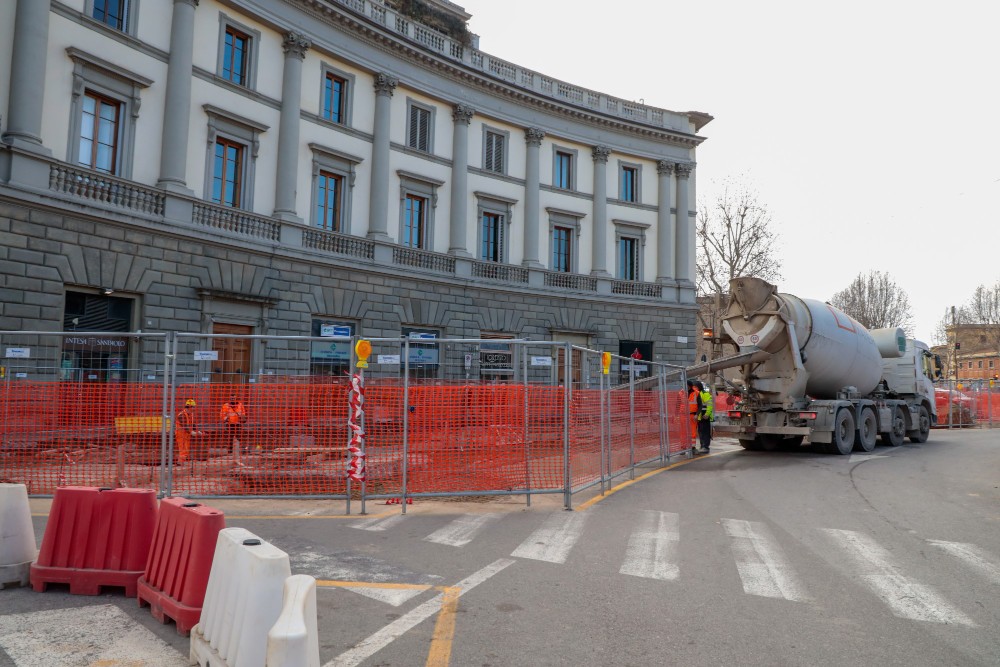 Piazza Beccaria, attraversare a piedi diventa un percorso a ostacoli