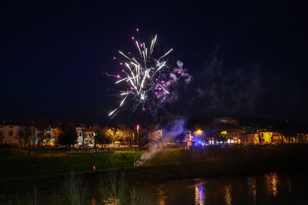 Fuochi d’artificio di notte in centro, tutto regolare?
