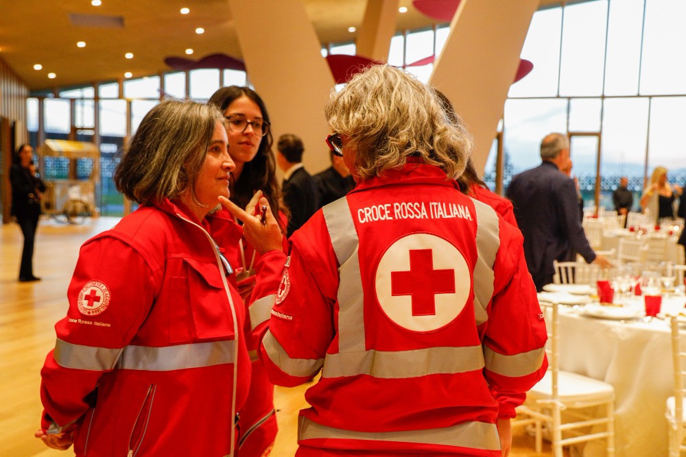 Volontariato aziendale, dipendenti Intrum al fianco della Croce Rossa