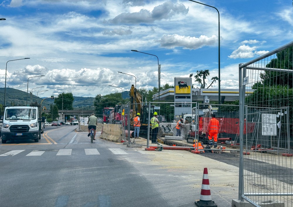 Viale Europa, blackout a ripetizione: negozi in difficoltà tra caldo e cantieri
