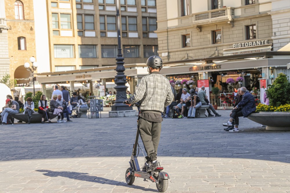 Monopattini, prima multa per la mancata assicurazione nel centro di Firenze