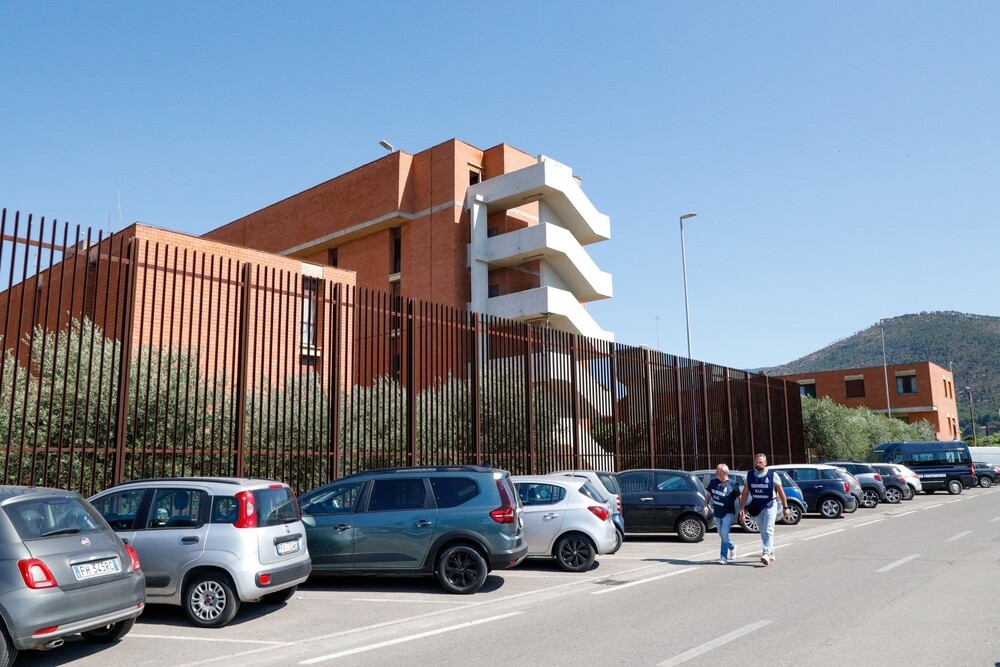 Intercettato drone sopra il carcere di Prato: scoperti 5 telefoni in area passeggi
