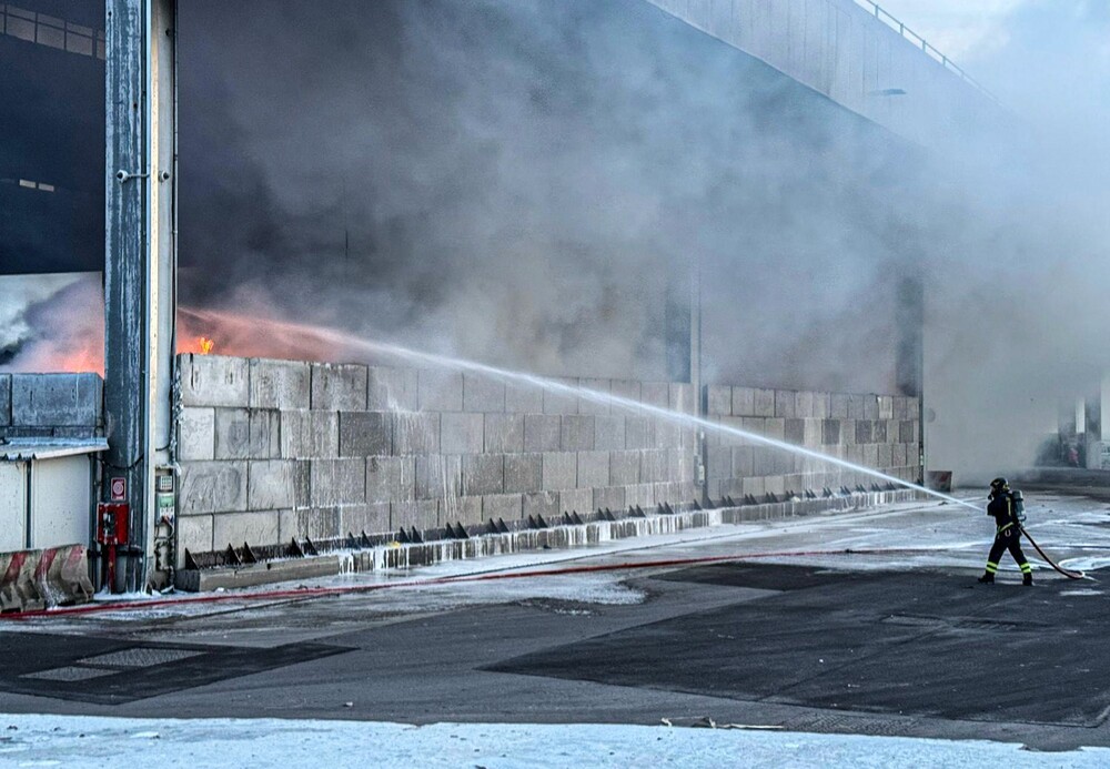 Due aziende in fiamme a Prato: colonna di fumo visibile a distanza