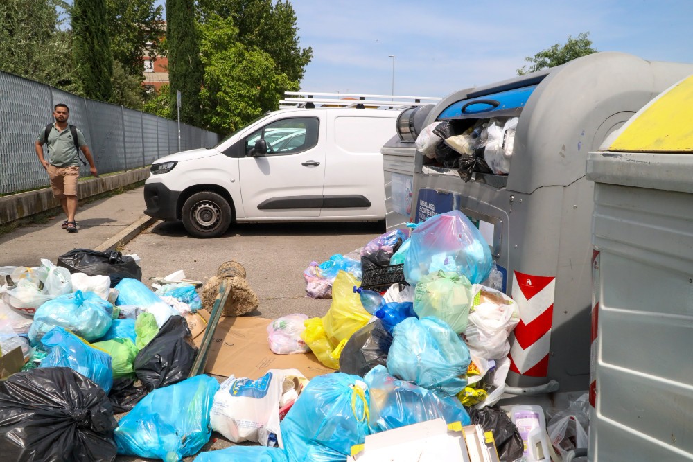 Via della Chimera, cresce la discarica davanti alle casine rom: è polemica