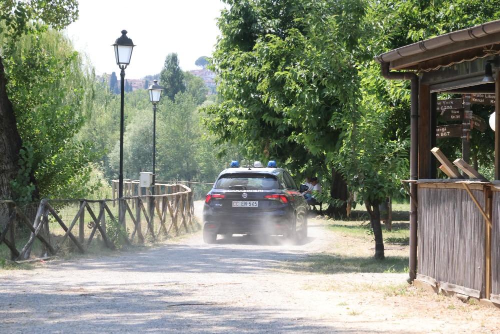 Auto in fiamme, incendio si estende alla vegetazione: intervento dei vigili del fuoco
