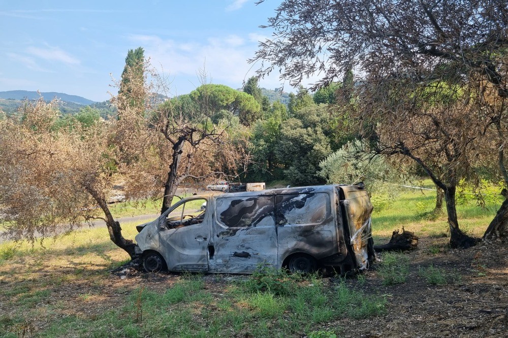 Fiesole, furgoncino carbonizzato da settimane in un uliveto: resta il degrado in via del Salviatino