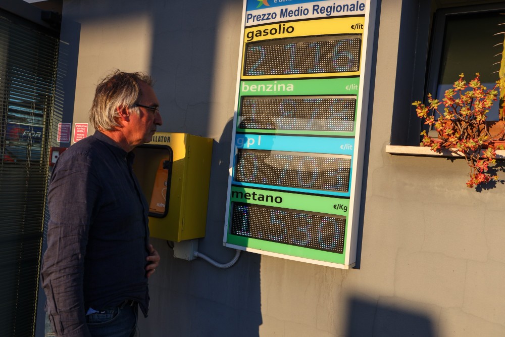 Caro carburanti, i fiorentini cambiano abitudini: «Si compra solo l'indispensabile»
