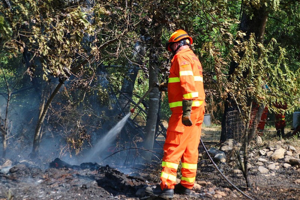 Firenze, poliziotto fuori servizio salva un 75enne da un incendio in appartamento