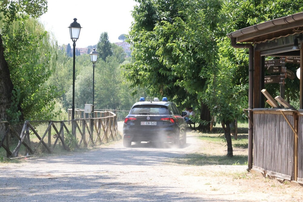 Espulso l'uomo che molestava suo condominio a Firenze: rimpatriato in Marocco
