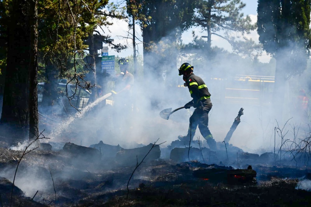 Incendio alla Baxter di Sesto Fiorentino, intervento dei vigili del fuoco
