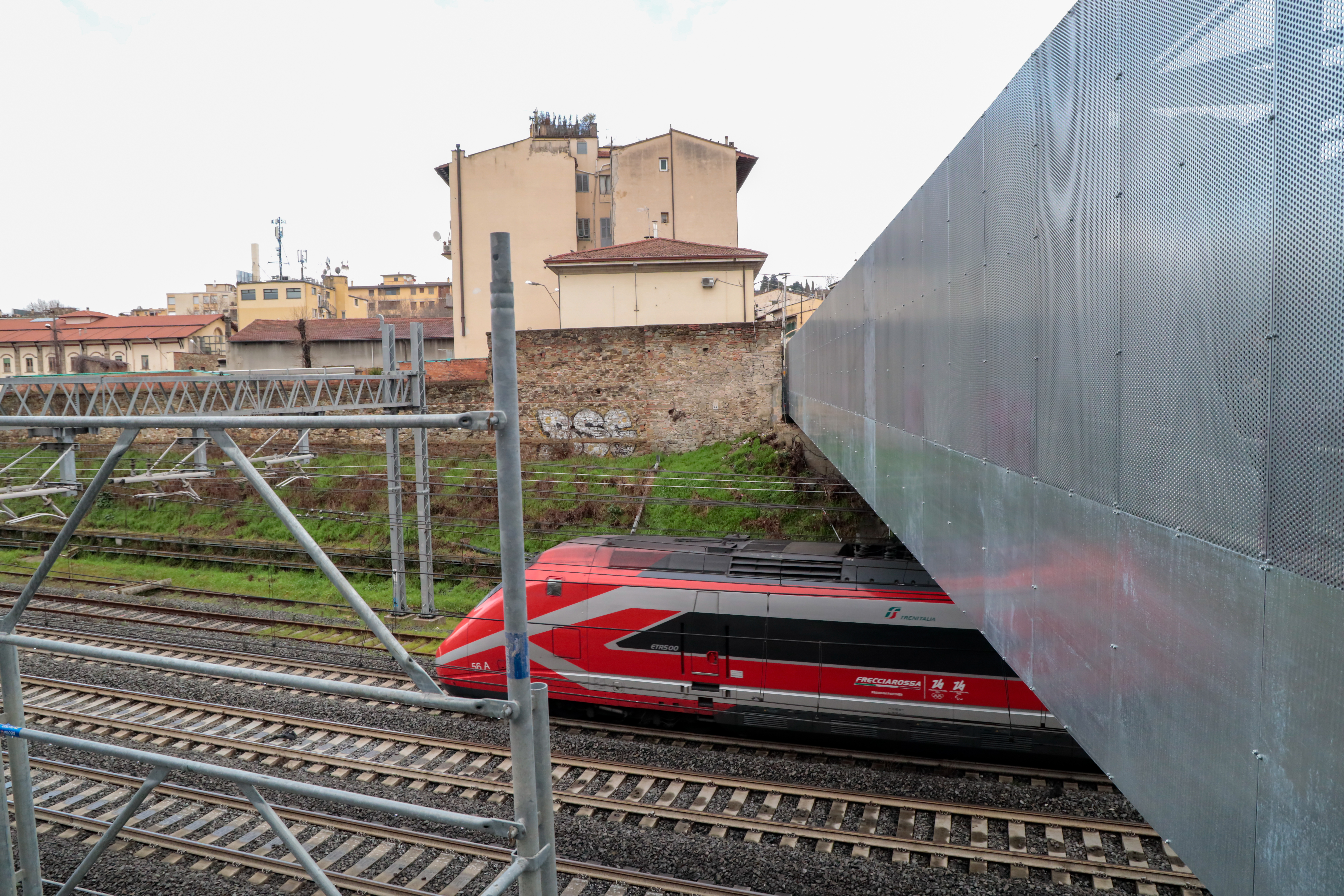 Stop treni a Firenze, montato il nuovo ponte al Pino. Il punto