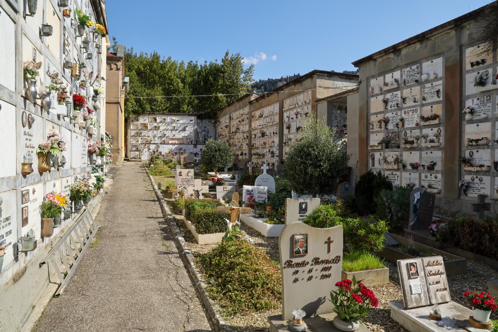 Profanano un cimitero nel Chianti per rubare... un bassorilievo bronzeo