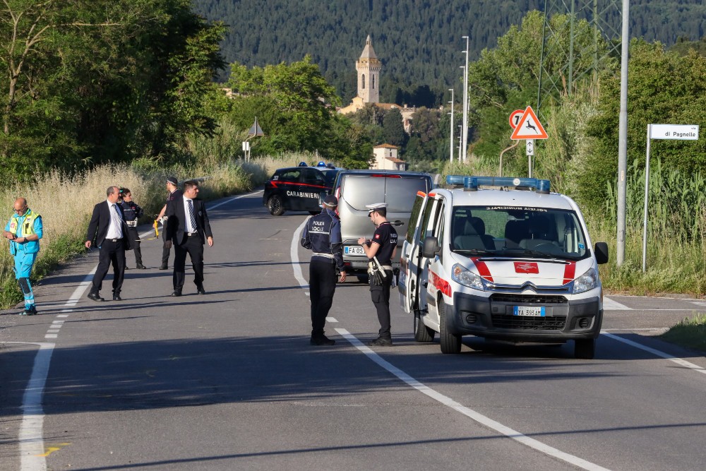 Pedone investito: grave un 54enne. Muore il cane che era con lui