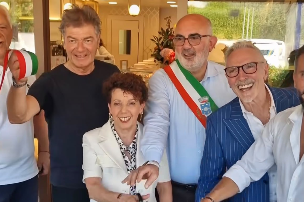 Grande festa per la riapertura della Pasticceria Delizia
