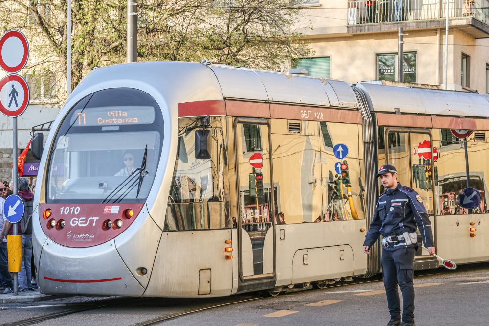 Autobus e tramvia, da domani aumentano le tariffe in Toscana: il biglietto urbano sale a 2 euro