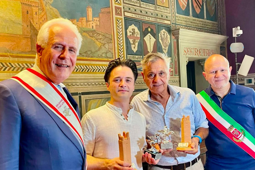 Jonathan Canini e Walter Santillo ricevono il Pegaso delle identità della Toscana: premiato il loro racconto della cultura regionale