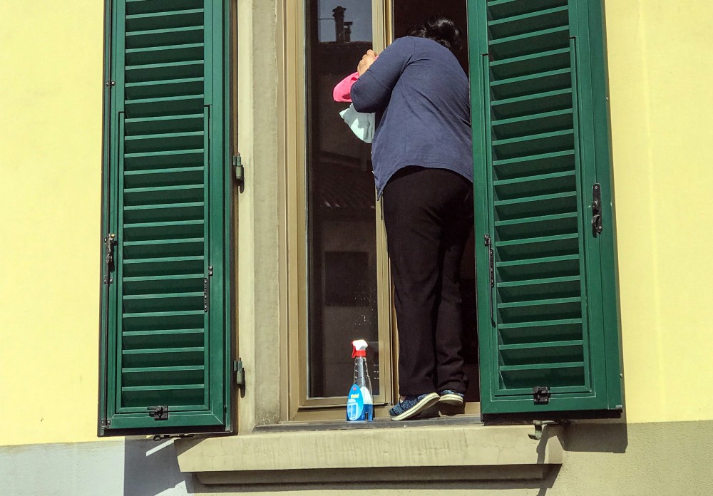 Colf, baby sitter e badanti: aumentano le richieste, ecco quanto costano